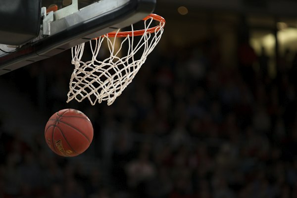 篮球比赛现场球员突破上篮的NBA赛事画面
